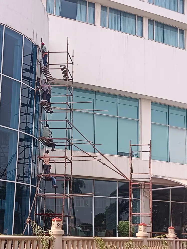 Commercial façade scaffolding installation