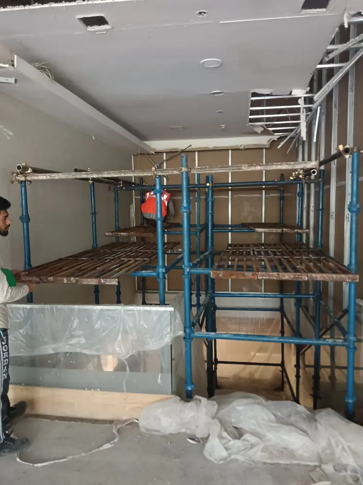 Mobile scaffold work platform installed indoors